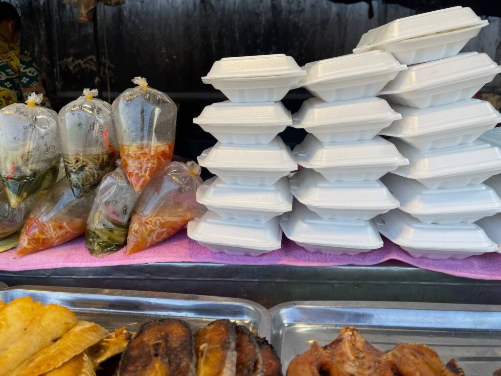 ញ៉ាំអាហារពីប្រអប់ផ្លាស្ទីក