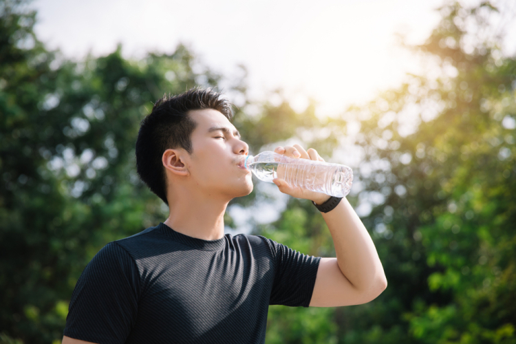 ការផឹកទឹកច្រើនជ្រុល បង្កគ្រោះថ្នាក់ធ្ងន់ធ្ងរដែរឬទេ?